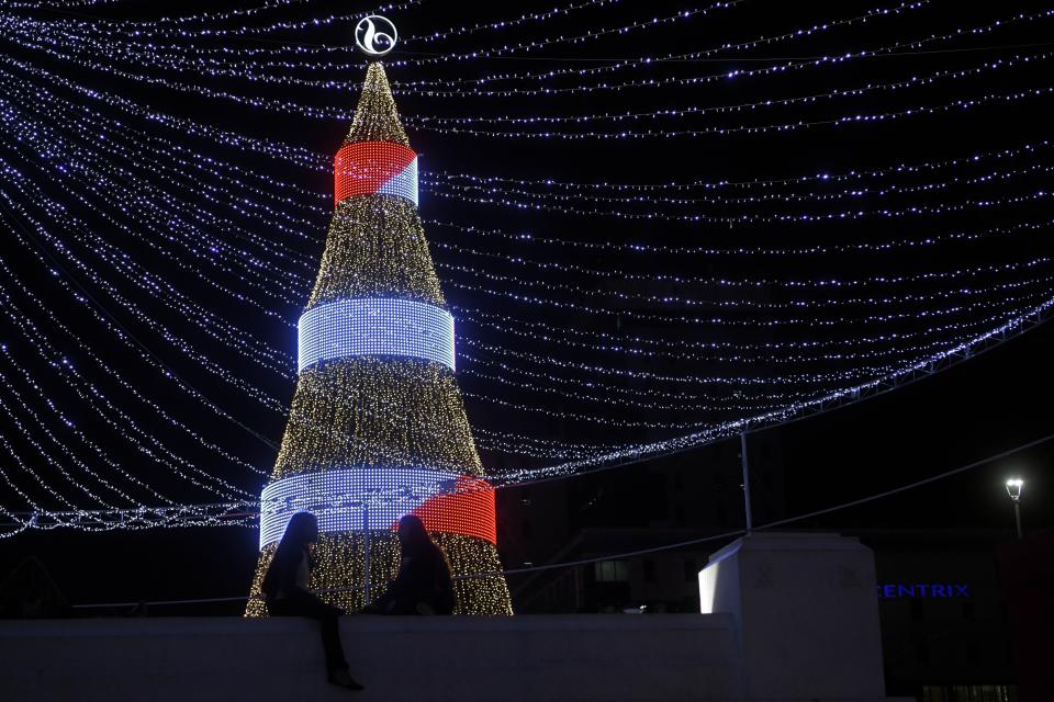 <p>Ein ganz besonderer Christbaum steht dieses Jahr auch auf dem El Salvador del Mundo-Platz in San Salvador in Mittelamerika. Die kegelförmigen Schönheit mit drei Glitzerringen um den Körper erstrahlt so hell, dass sich neben ihr gerne Partymäuse zum Mitternachts-Plausch treffen. (Bild: Getty Images) </p>