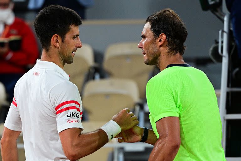 El saludo final entre los dos gladiadores: Novak Djokovic y Rafael Nadal, luego de una batalla emocionante.