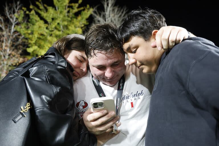 Tomás Bartolini y sus hermanos, emocionados, mientras dialogaban por videollamada con el padre