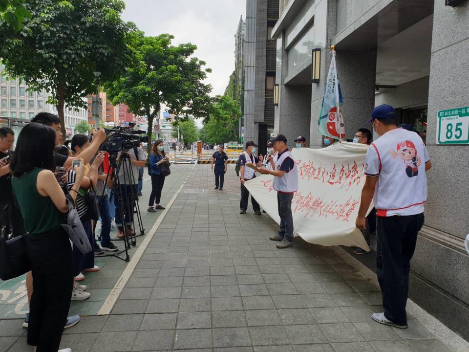 大同企業工會人員至金管會大門口抗議。   圖：謝步智 / 攝