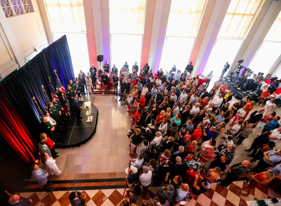 El gobernador Ron DeSantis dirigiéndose al público mientras está en el escenario junto a líderes de las fuerzas del orden, durante un acto de campaña el jueves 5 de octubre de 2023 en Tampa.