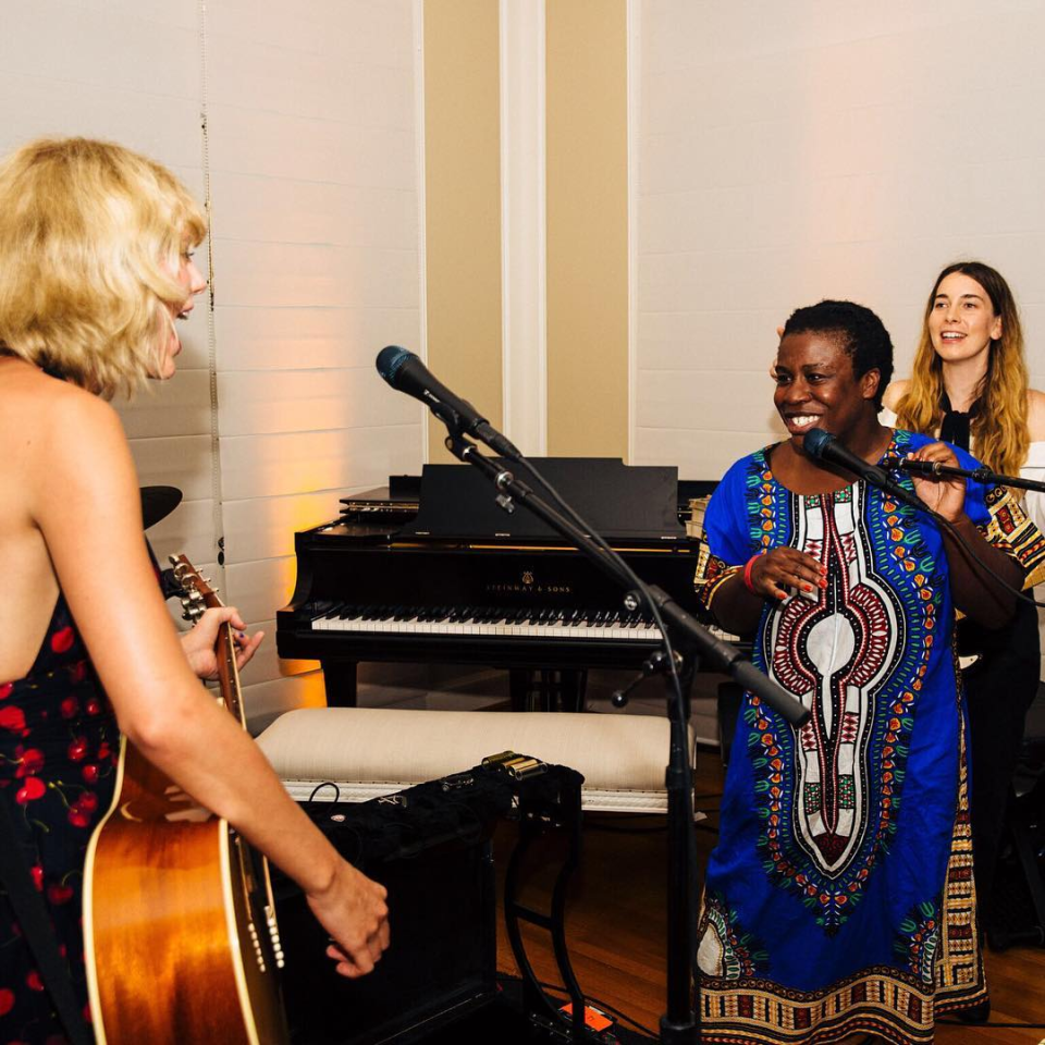 Y Uzo Aduba también se unió a la cantada, la actriz fue una de las invitadas al escenario durante la pasada gira de Taylor.