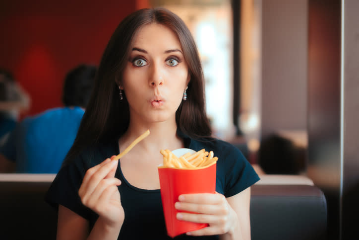 Evita el antojo de comida chatarra, con estos tips. Foto: nicoletaionescu / Getty Images