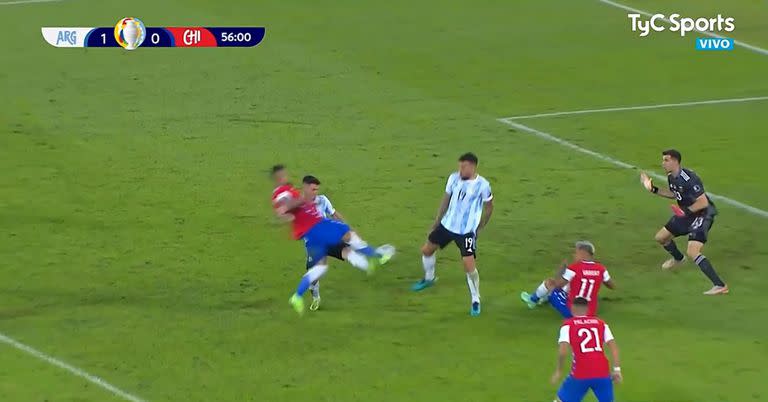 Tagliafico derribó a Vidal en el área y luego de la revisión de Wilmar Roldán en el VAR, cobró penal para Chile