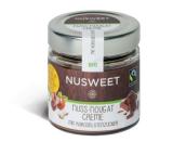 <p><strong>30. Mai 2018:</strong> “Nusweet” ruft eine große Charge von Nuss-Nougat-Creme zurück. Der Aufstrich, der unter eben jenem Namen vertrieben wird, kann Fremdkörper enthalten, die nicht mitverzehrt werden dürfen. Betroffen sind Produkte mit dem Mindesthaltbarkeitsdatum 09. Oktober 2019 und mit der Chargennummer/Los-Kennzeichnung 09.10.2019. Die Geschäfte, die den Nutella-Konkurrenten anbieten, sollen die Produkte bereits aus ihren Ladenlokalen entfernt haben.<br>Die Gläser der entsprechenden Produktionsreihe wurden in Baden-Württemberg, Bayern, Hamburg, Hessen, Niedersachsen, Nordrhein-Westfalen, Sachsen, Sachsen-Anhalt, Schleswig-Holstein und Thüringen verkauft. Die Nuss-Nougat-Creme wird vor allem in Bioländen und Fairtrade-Geschäften angeboten.<br>Laut dem Hersteller Nusweet befinden sich kleine Metallteile im Aufstrich. Die Fremdkörper greifen die Speiseröhre und den Magen an, da sie nicht vernünftig verdaut werden können.<br>Sollte man im Besitz eines der entsprechenden Gläser sein, kann man dieses beim Händler zurückgeben. Der Hersteller weist ausdrücklich darauf hin, die Creme nicht zu verzehren.<br>(Bild: Nusweet) </p>