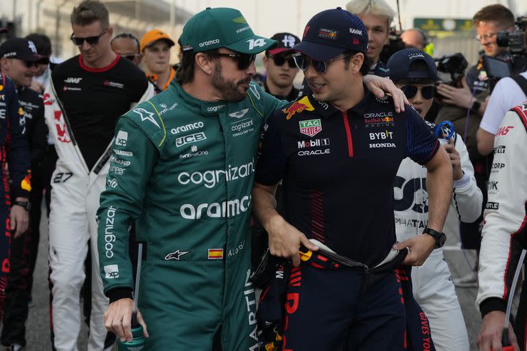 Fernando Alonso y Checo Pérez, los dos hombres que largarán adelante en Arabia Saudita; el español, con Aston Martin, sorprendió y arrancará desde el segundo lugar, mientras que el mexicano se quedó con la pole