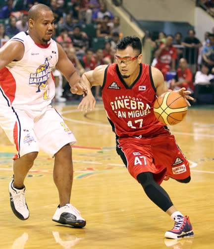 Mark Caguioa drives past Willie Miller. (PBA Images)