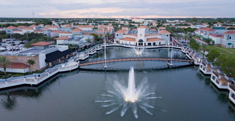 Vista aérea del centro comercial Town & Country en Kendall