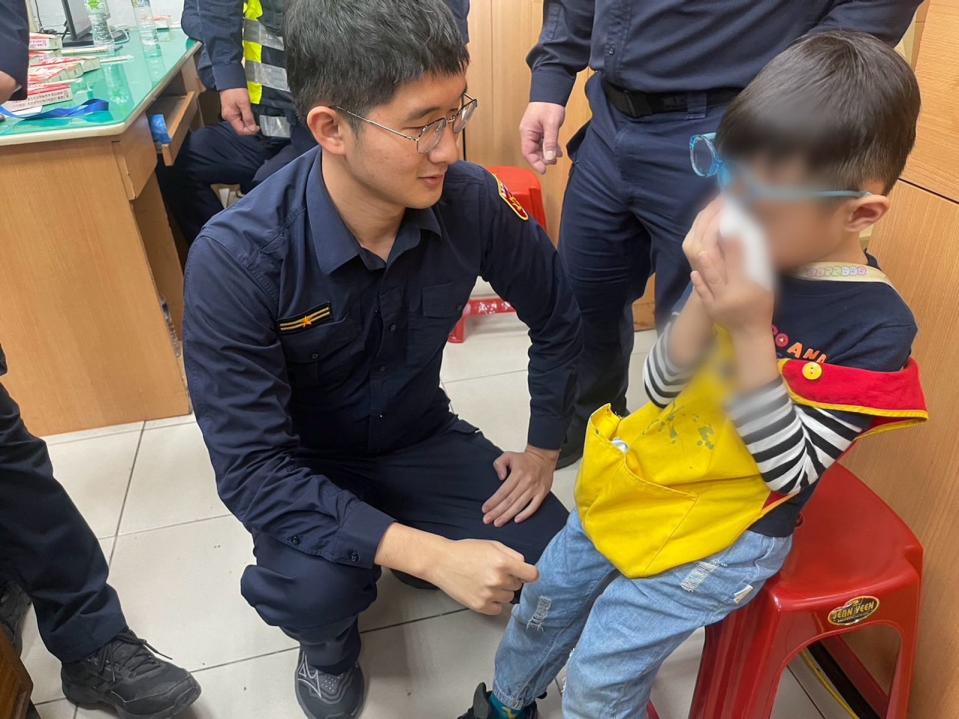 6歲男童在台北燈節與家人走散，警方在警局安撫他的情緒。（翻攝畫面）