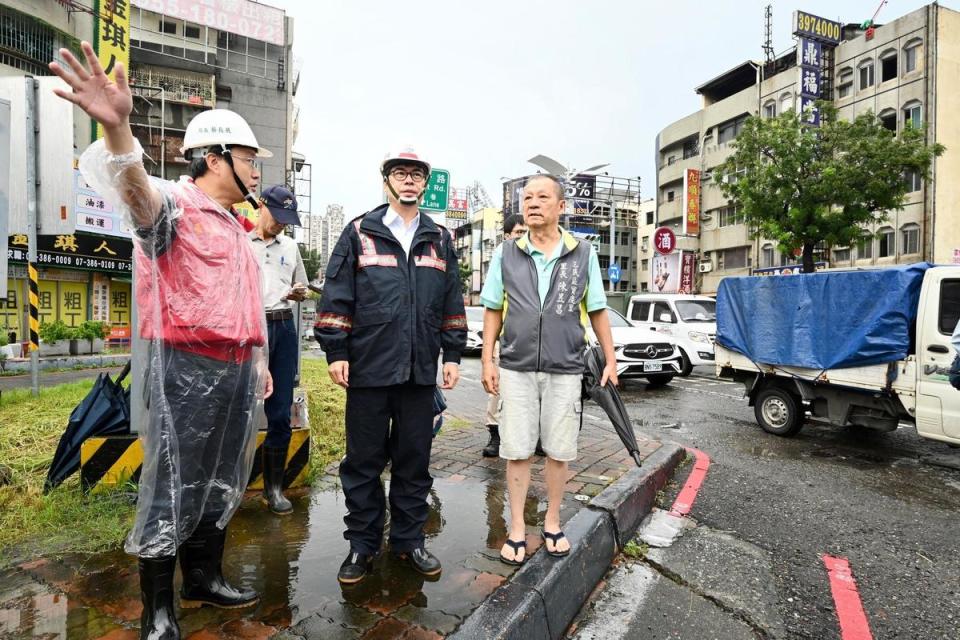 市長陳其邁親自到各處查看淹水情形。（翻攝自陳其邁臉書）