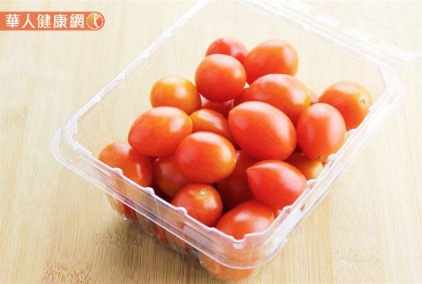 柿子、番茄等，這類水果中富含的單寧酸會和胃酸形成不溶解的塊狀物質，飯前使用容易引起胃痛、胃脹、消化不良等不適反應。