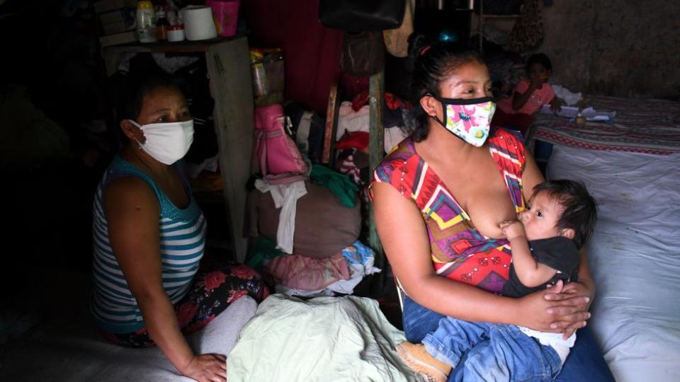 Mujer amamanta a su hijo en Guatemala.