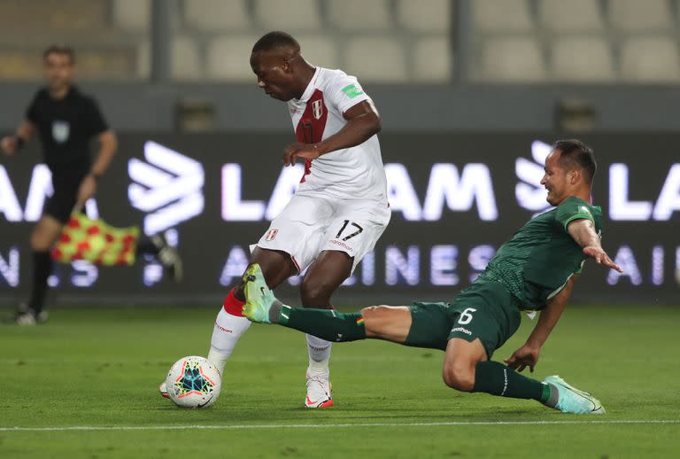 Luis Advíncula (L), en acción frente a Bolivia; el lateral es un interrogante para Ricardo Gareca de cara al repechaje