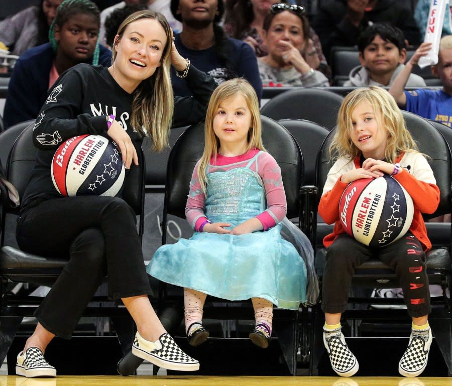 Olivia Wilde Kids Dance With Harry Styles Mom at His Concert 2