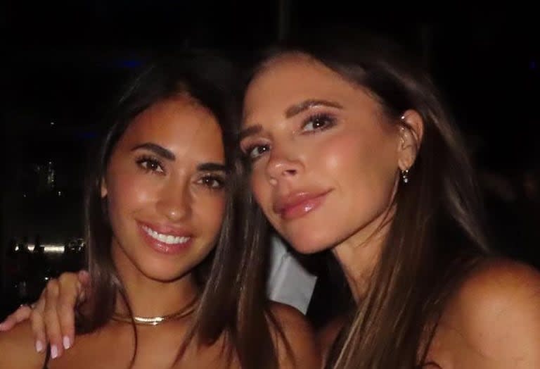 Antonela Roccuzzo felicitó a Victoria Beckham por su desfile en la Semana de la Moda de París