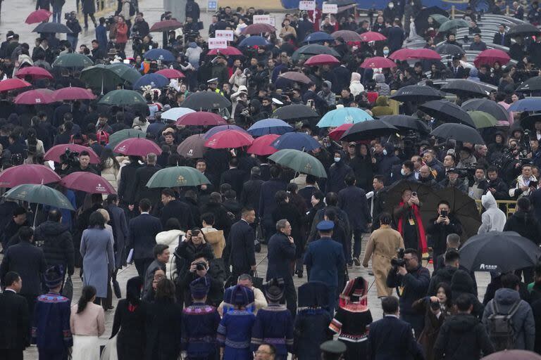 Los delegados se retiran después de la sesión inaugural del Congreso Nacional del Pueblo (CNP) en el Gran Salón del Pueblo en Pekín, China, el martes 5 de marzo de 2024. 