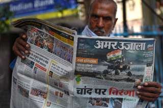 À New Delhi, en Inde, l’alunissage réussi du vaisseau Chandrayaan-3 a fait la une des journaux, le 24 août 2023. . Photo ARUN SANKAR/AFP