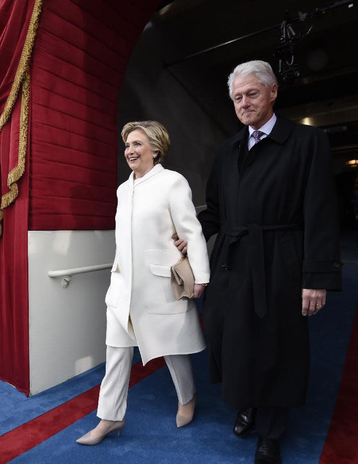 El expresidente Bill Clinton y su esposa Hillary Clinton llegan al Capitolio en Washington, el viernes 20 de enero de 2017, para la ceremonia de investidura de Donald Trump. (Saul Loeb via AP, Pool)