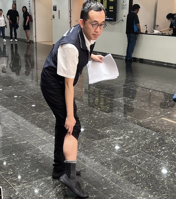 《圖說》台中市研考會主委劉彥澧拉起褲管，出示右小腿有腫瘤，是當年免服兵役的原因。
