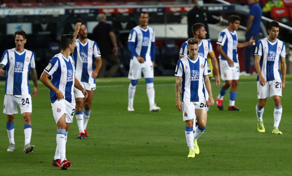 Los jugadores del Espanyol se lamentan tras caer ante el Barcelona, el miércoles 8 de julio de 2020, un resultado que sentenció su descenso a la segunda división (AP Foto/Joan Monfort)