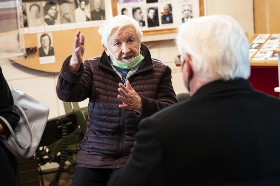 Steinmeier spricht mit Popowa Michajliwna, einer Überlebenden des Massakers von Korjukiwka (Bild: Sandra Steins/Bundesregierung via Getty Images)