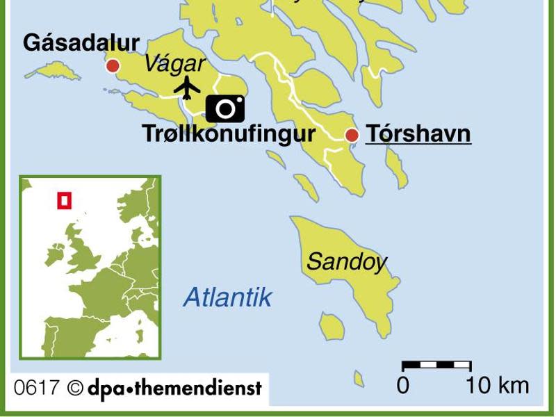 Die Färöer Inseln liegen im Atlantik auf halber Strecke zwischen Schottland und Island. Politisch gehören sie noch immer zu Dänemark. Die Hauptstadt Tórshavn hat nur etwa 20 000 Einwohner. Grafik: dpa/tmn Foto: dpa-infografik GmbH