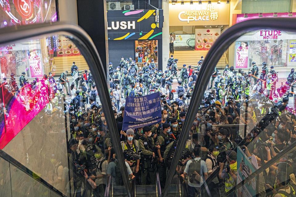 2020年10月1日銅鑼灣，警察進入商場舉起藍旗驅散示威者。