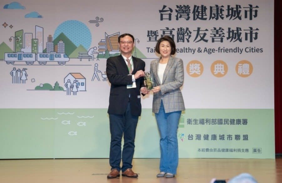 2021年台灣健康城市暨高齡友善城市評比出爐，饒慶鈴（右）北上親領首獎。(圖：台東縣政府)