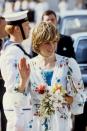 <p>Lady Diana bekam ihr erstes Schmuckstück an ihrem achtzehnten Geburtstag: ein Perlenhalsband mit Türkissteinen in der Mitte. 1984 beschloss sie, die Edelsteine durch Perlen zu ersetzen, um den Verschluss im Nacken zu verstecken. Hier im Bild trägt Lady Diana die Halskette in ihren Flitterwochen. [Bild: PA] </p>