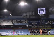 Los jugadores del Manchester City y del Burnley guardan un minuto de silencio por Diego Maradona, antes del partido de la Liga Premier inglesa, disputado el sábado 28 de noviembre de 2020 (Laurence Griffiths/Pool via AP)