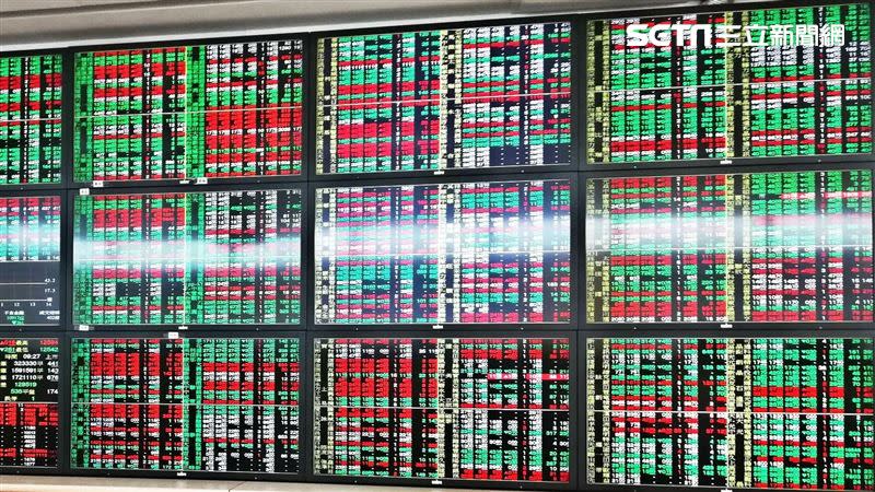 台股今（31）日終場下跌228.62點，跌幅1.48%，收在15265.20點，失守年線。（圖／記者戴玉翔攝影）