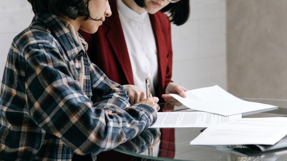 原PO表示，自己原本已經約好要簽租約，但一名擔任房仲的親戚得知後，卻認為該物件的條件不值那麼高的租金，勸她不要簽約。（示意圖／取自Pexels）