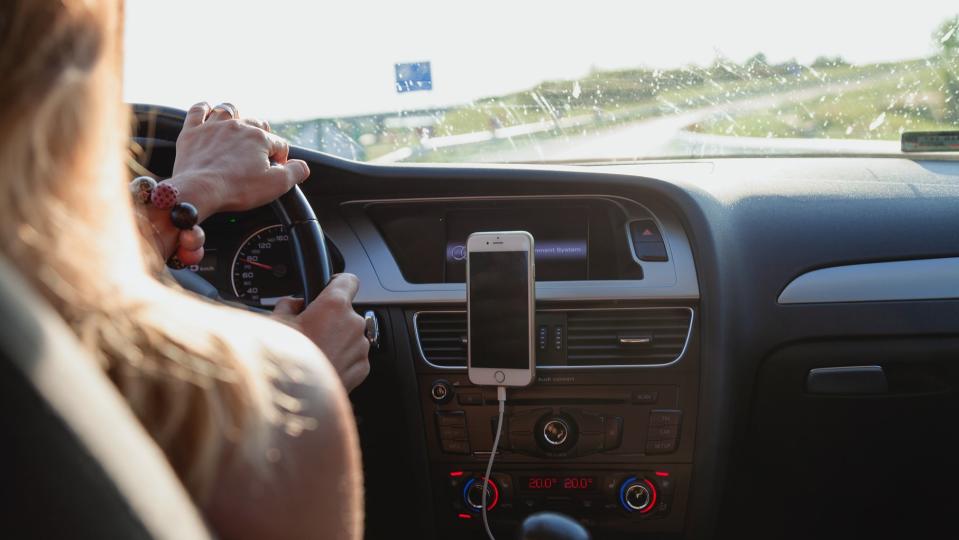 主持人遭靈附身後，車內的音樂秒變老歌。（示意圖／pexels）