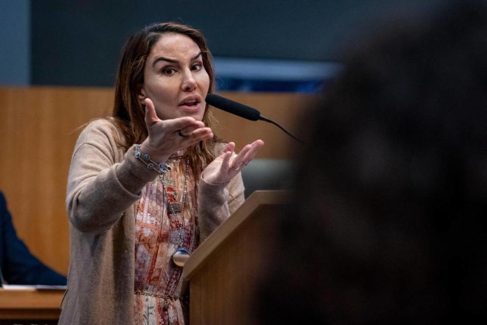 Leila Centner dirigiéndose a los partidarios de iPrep Academy, una escuela pública imán de Miami, durante la parte de comentarios públicos de la reunión de la Comisión de la Ciudad el 14 de marzo de 2024.