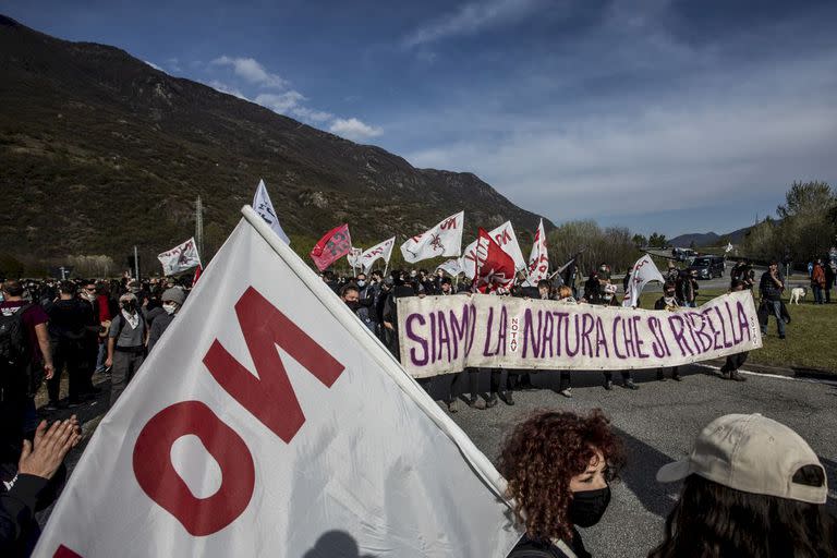 Manifestación contra el Tren de Alta Velocidad (TAV) en el Valle de Susa, Italia. "Somos la naturaleza que se rebela", dice el cartel