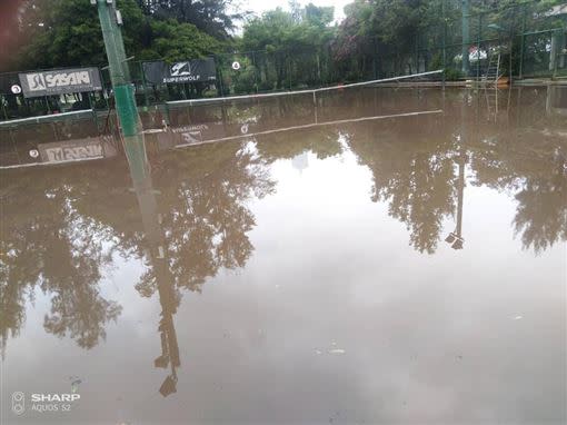 高雄中央公園民生網球場成汪洋一片（圖／翻攝自黃文益臉書）