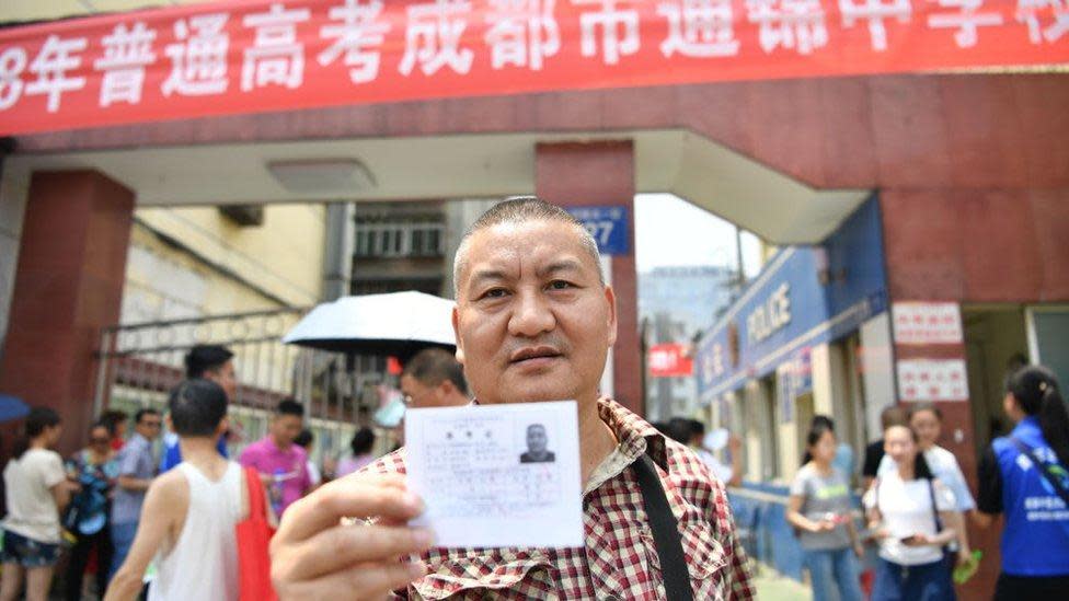 Liang Shi con la boleta de los resultados de sus exámenes en la mano.