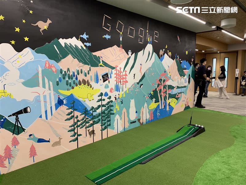 Google 在台灣全新辦公室搶先看，迎賓牆特地用「苔蘚」打造，因為苔蘚也是台灣非常豐沛的植物。 （圖／記者谷庭攝）
