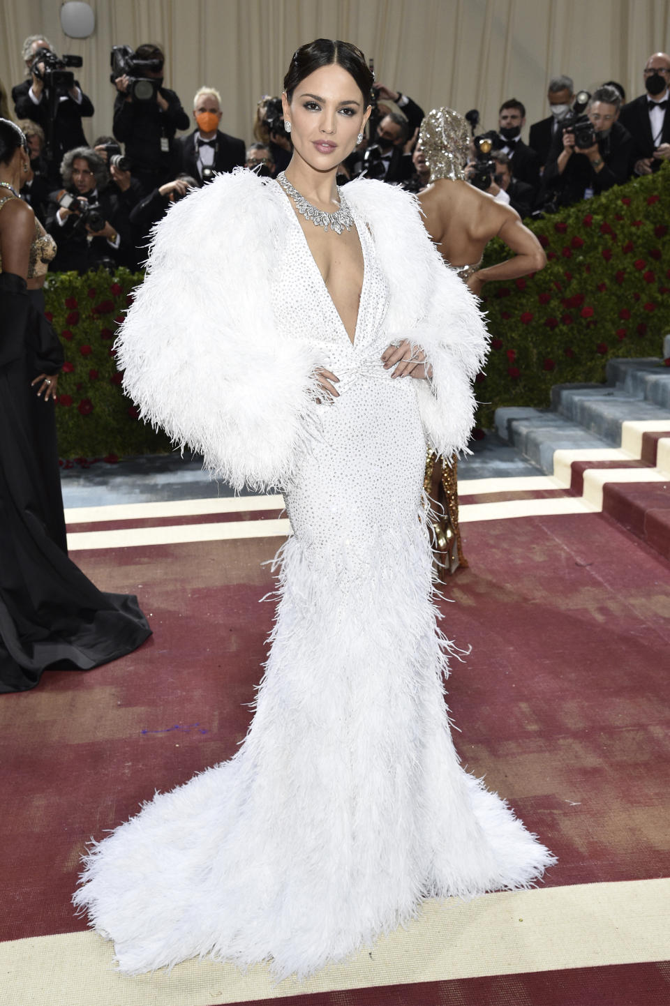 Eiza Gonzalez llega a la gala a beneficio del Instituto del Vestido del Museo Metropolitano de Arte para celebrar la inauguración de la exposición "In America: An Anthology of Fashion" el lunes 2 de mayo de 2022 en Nueva York. (Foto Evan Agostini/Invision/AP)