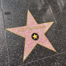 <p>Pero lo que más revuelo causó en las redes fue esta imagen, en la que ‘La Griega’, desde el ‘Paseo de la Fama’ de Hollywood, muestra en el piso la placa que lleva su nombre. ¿Será real? </p>