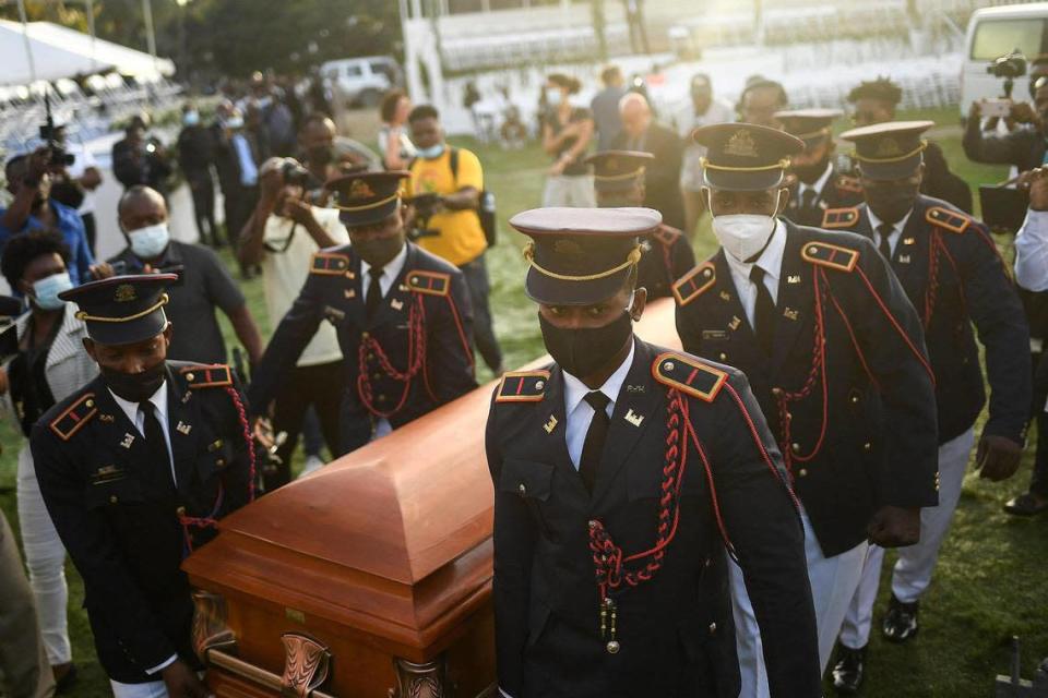 Polic&#xed;as llevan el f&#xe9;retro del asesinado presidente haitiano Jovenel Mo&#xef;se durante su funeral en su casa familiar en Cap-Haitien, Hait&#xed;, a primera hora del viernes 23 de julio de 2021. Mo&#xef;se fue asesinado en su casa de Puerto Pr&#xed;ncipe el 7 de julio.