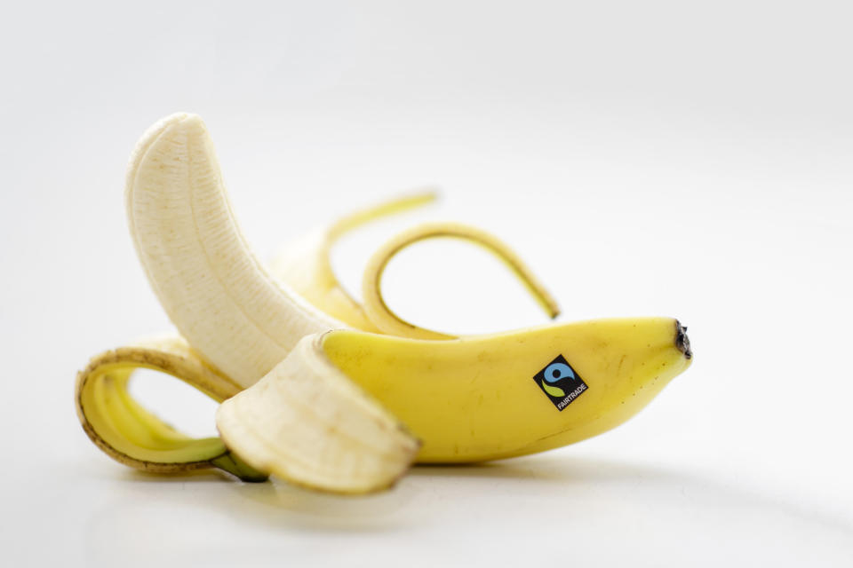 <p>Incroyable, mais vrai ! La peau de banane renferme des minéraux essentiels comme le potassium et le magnésium qui renforcent l’émail et rendent les dents plus blanches. Conseil d’utilisation : après avoir pelé votre banane, frottez la partie interne de la peau sur vos dents pendant environ deux minutes. Laissez agir pendant quinze minutes. Brossez-vous les dents à sec avant de vous brosser les dents avec le dentifrice.Crédit photo : Getty images </p>