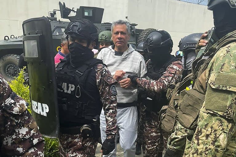 Esta fotografía publicada por la policía ecuatoriana muestra al ex vicepresidente ecuatoriano Jorge Glas escoltado por miembros del Grupo de Acción Penitenciaria Especial (GEAP) durante su llegada a la prisión de máxima seguridad La Roca en Guayaquil el 6 de abril de 2024. 