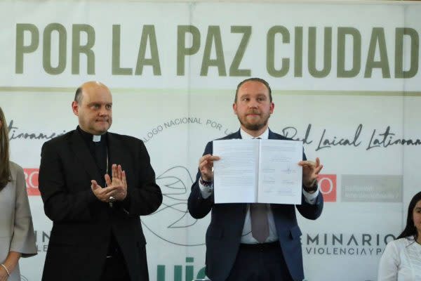 Santiago Taboada, candidato a la Jefatura de Gobierno de la CDMX, firma acuerdo por la paz.