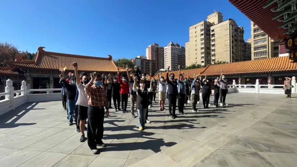 臺中市立北新國中舉辦「孔廟巡禮與會考祈福」活動，學生一舉高粽期許考上第一志願。（圖/北新國中提供）