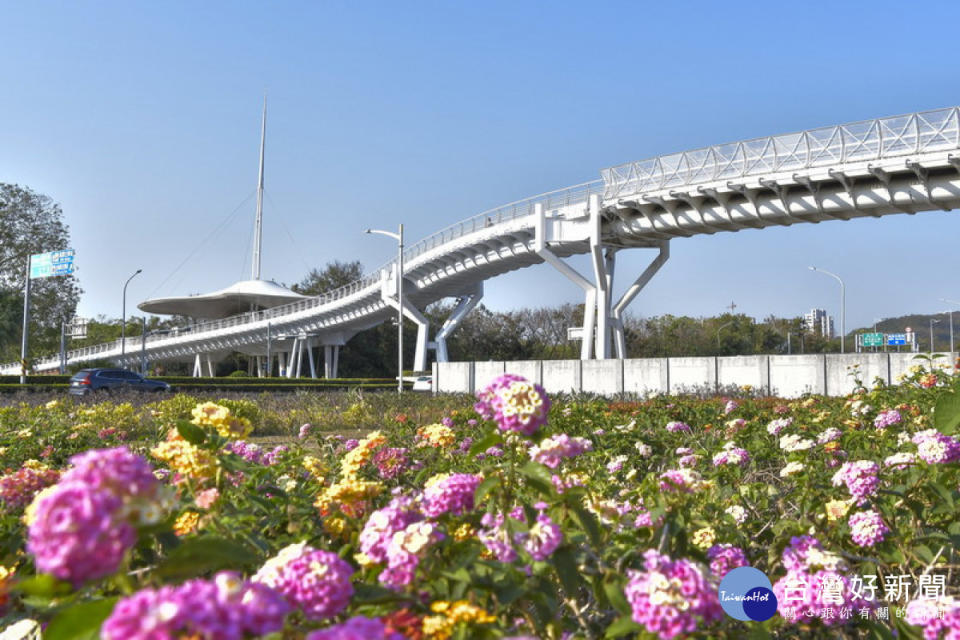 ▲高市翠華自行車景觀橋位於高市左營區，是臺灣首座跨越市區主要道路的自行車高架橋樑。