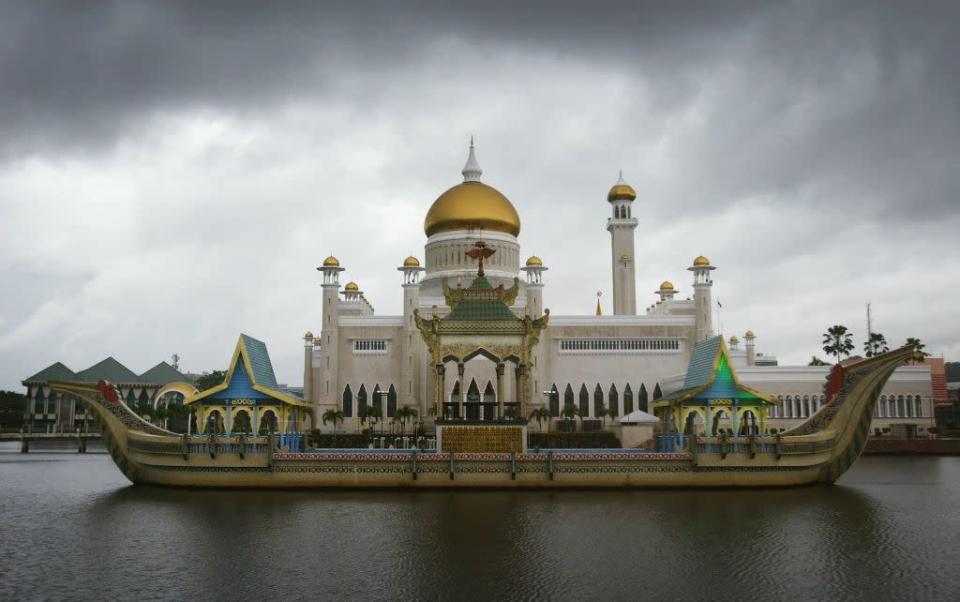 <b>BRUNEI:</b> The Sultan Omar Ali Saifuddien Mosque in Bandar Seri Begawan, Brunei is considered one of the most beautiful mosques in Asia Pacific and unites Italian and Mughal architecture styles. Named after Omar Ali Saifuddien III, the 28th Sultan of Brunei, the mosque dominates the skyline of Bandar Seri Begawan. It was built in 1958.