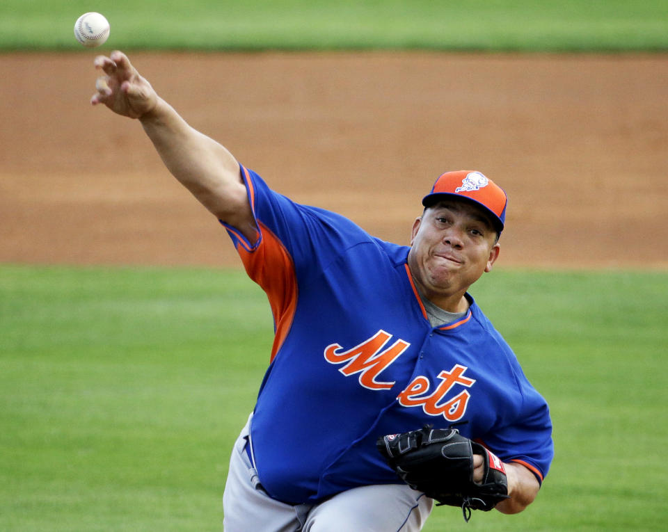 En esta foto del 5 de marzo de 2015, el abridor dominicano de los Mets de Nueva York, Bartolo Colón lanza en un juego de pretemporada contra los Nacionales de Washington en viera, Florida (AP Foto/David Goldman, archivo)