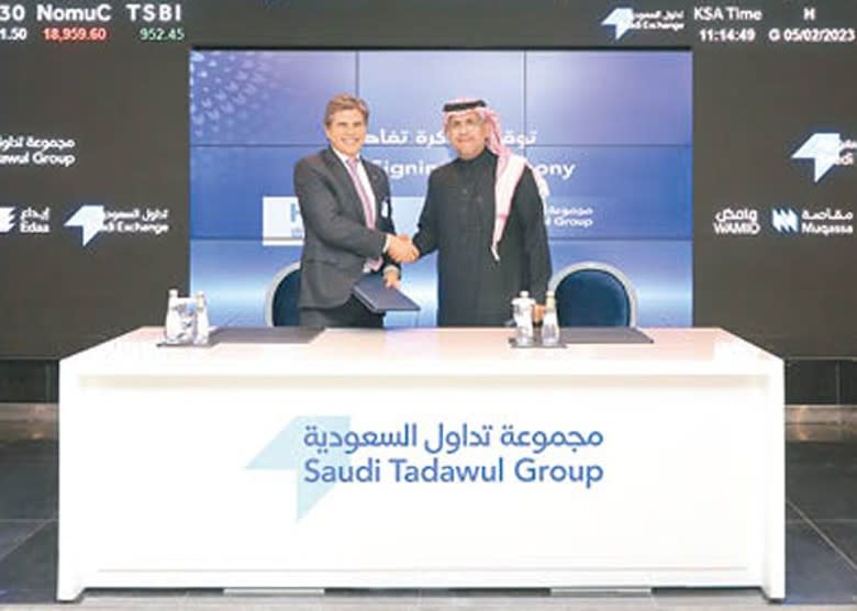 歐冠昇（左）與Khalid Al-Hussan（右）分別代表港交所和沙特證交所集團簽署合作備忘。
