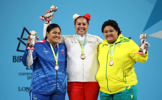 England’s Emily Campbell (centre) poses with her gold medal alongside Samoa’s Feagaiga Stowers (left) and Charisma Amoe-Tarrant